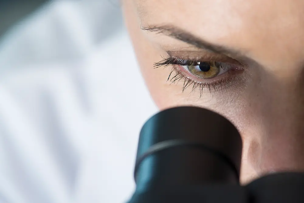 Femme regardant dans un microscope 
