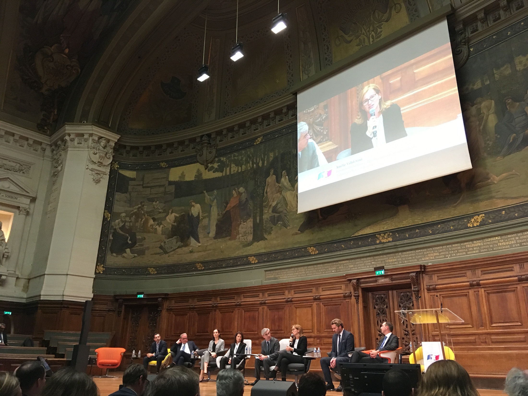 Amélie Vidal-Simi lors du débat sur l’inclusion des jeunes générations dans l’entreprise animé par Alexis Brezet, directeur de la rédction du Figaro