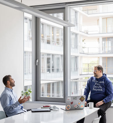 Deux employés se parlent dans un bureau 