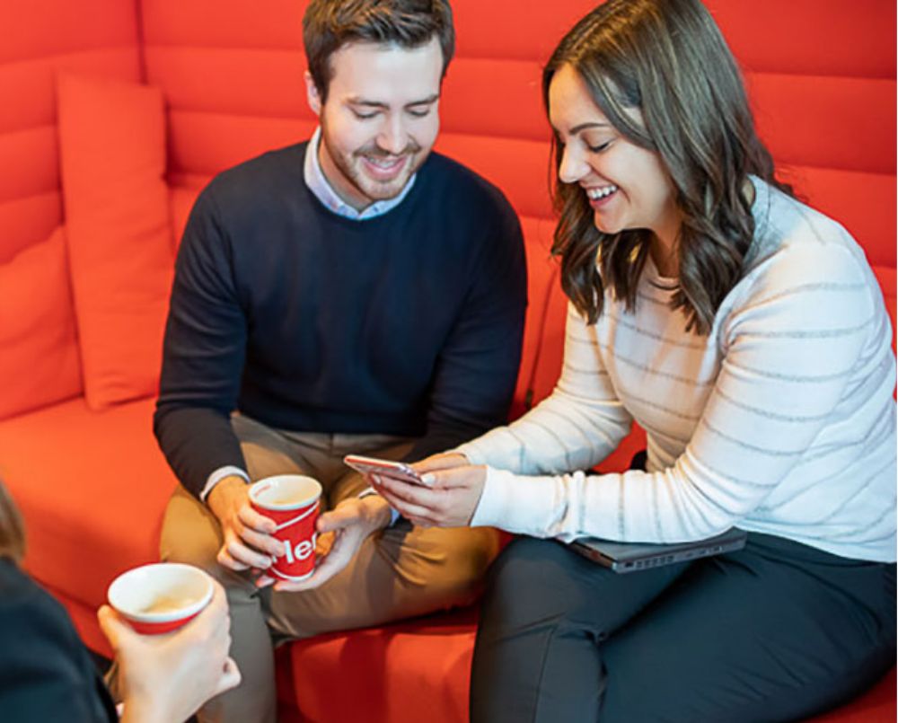 Trois employés de Henkel boivent du café et discutent