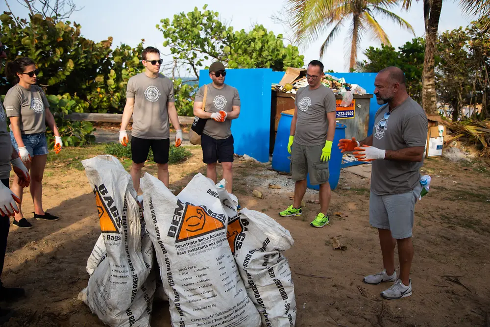 David Katz et des employés de Henkel lors d'un nettoyage de plage à San Juan, Porto Rico en février 2020.