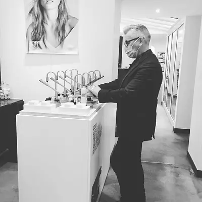 Marc-Antoine Arago au Bar à Soins de son salon de coiffure