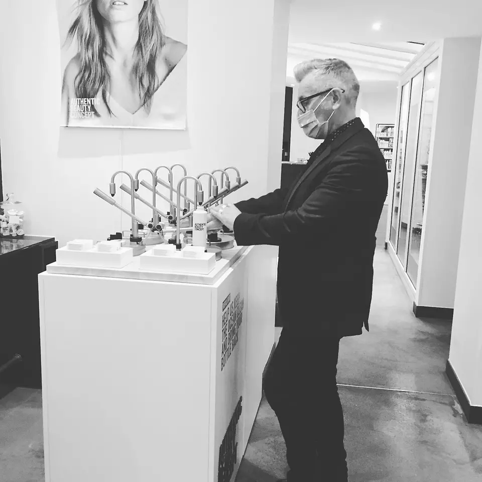 Marc-Antoine Arago au Bar à Soins de son salon de coiffure