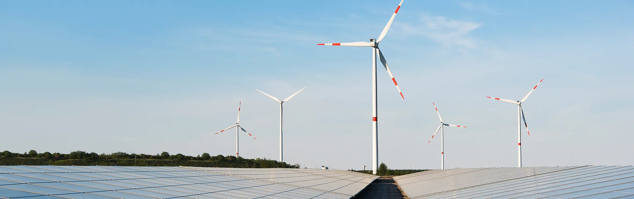 Éoliennes et panneaux solaires