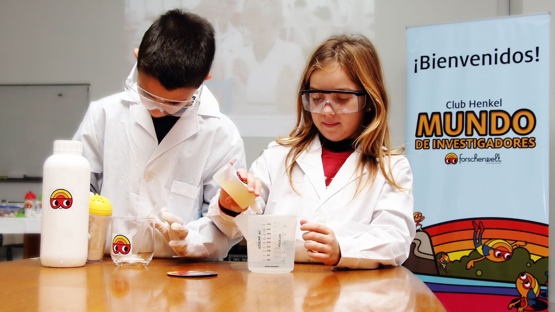 Two kids discovering an experiment in Argentina.