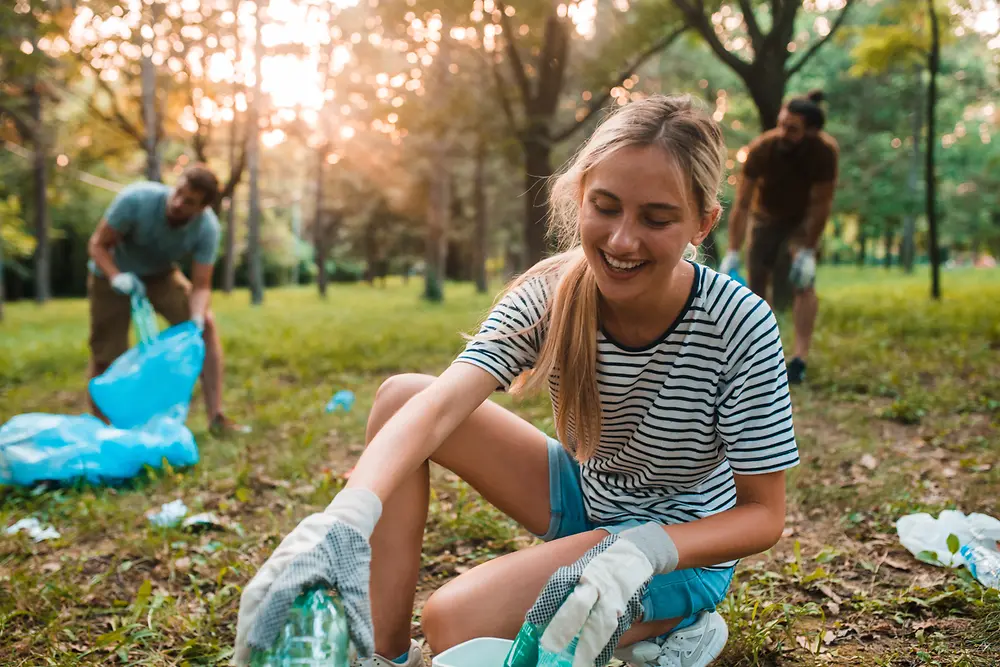 Collecte de déchets en plastique dans la nature