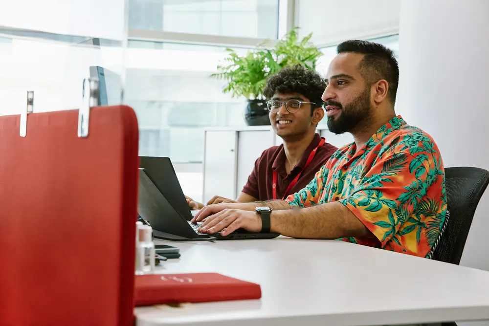 Des spécialistes du numérique co-créent des solutions tournées vers l'avenir dans un centre technologique de Henkel.