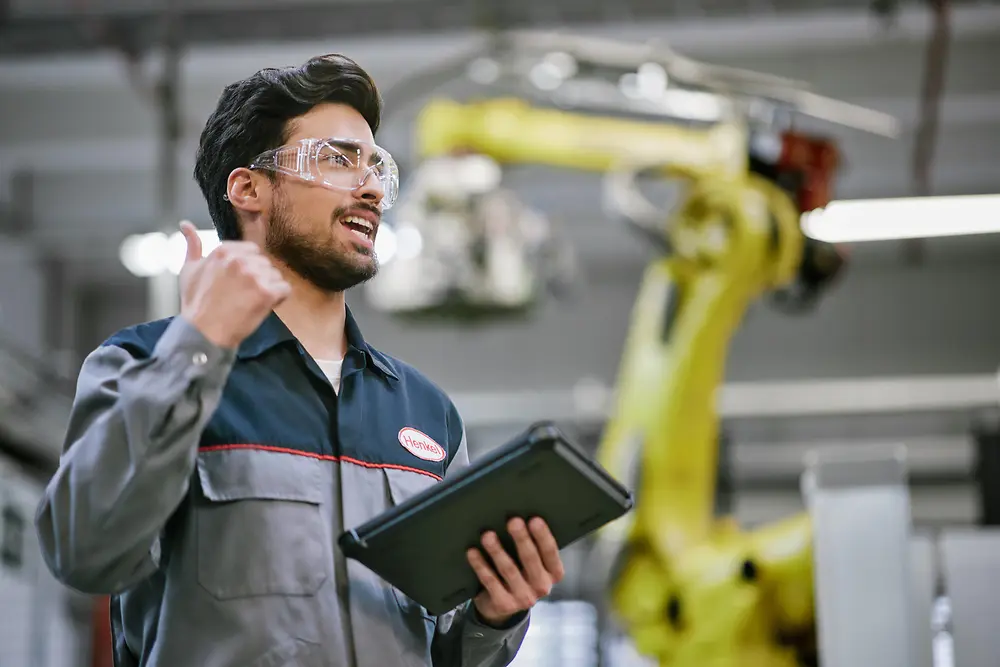 Technicien supervisant les machines automatisées et assurant la qualité.