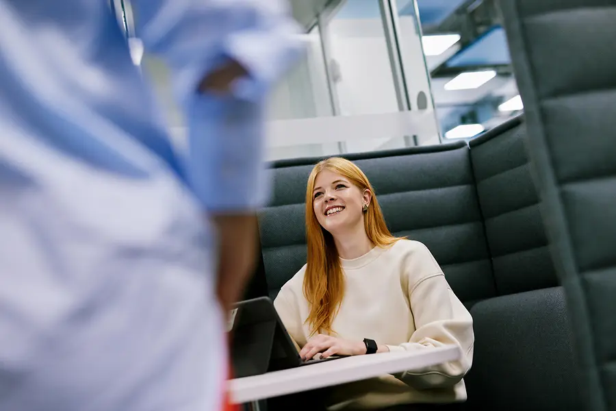 Une femme dans un environnement d'apprentissage.