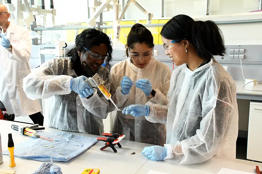 Trois femmes travaillant dans un laboratoire.