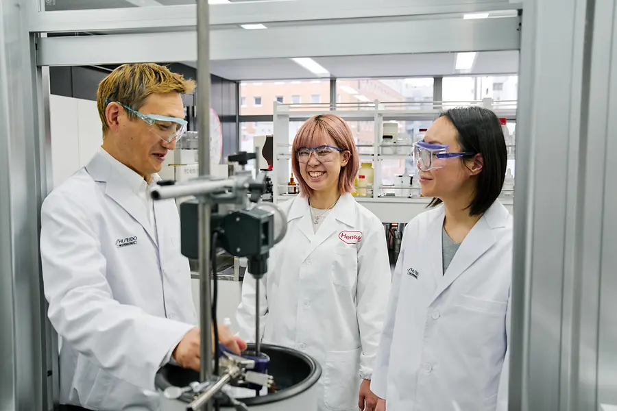 Trois personnes travaillant dans un laboratoire.