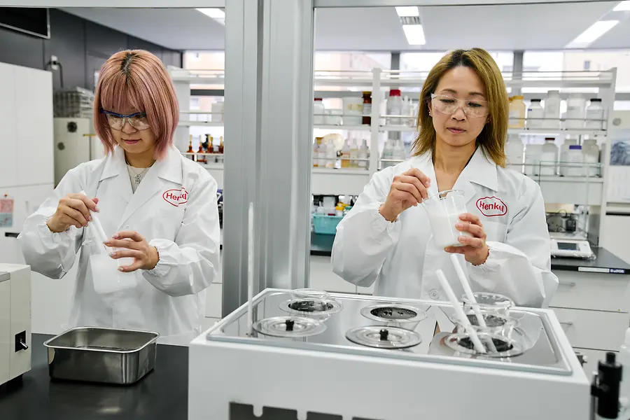 Image présentant le programme de talents IMPACT YOU de Henkel, en particulier le programme R&D Future Talent pour Henkel Consumer Brands, qui offre la possibilité de devenir un futur innovateur au cours d'un parcours d'apprentissage interdisciplinaire et international de 24 mois.