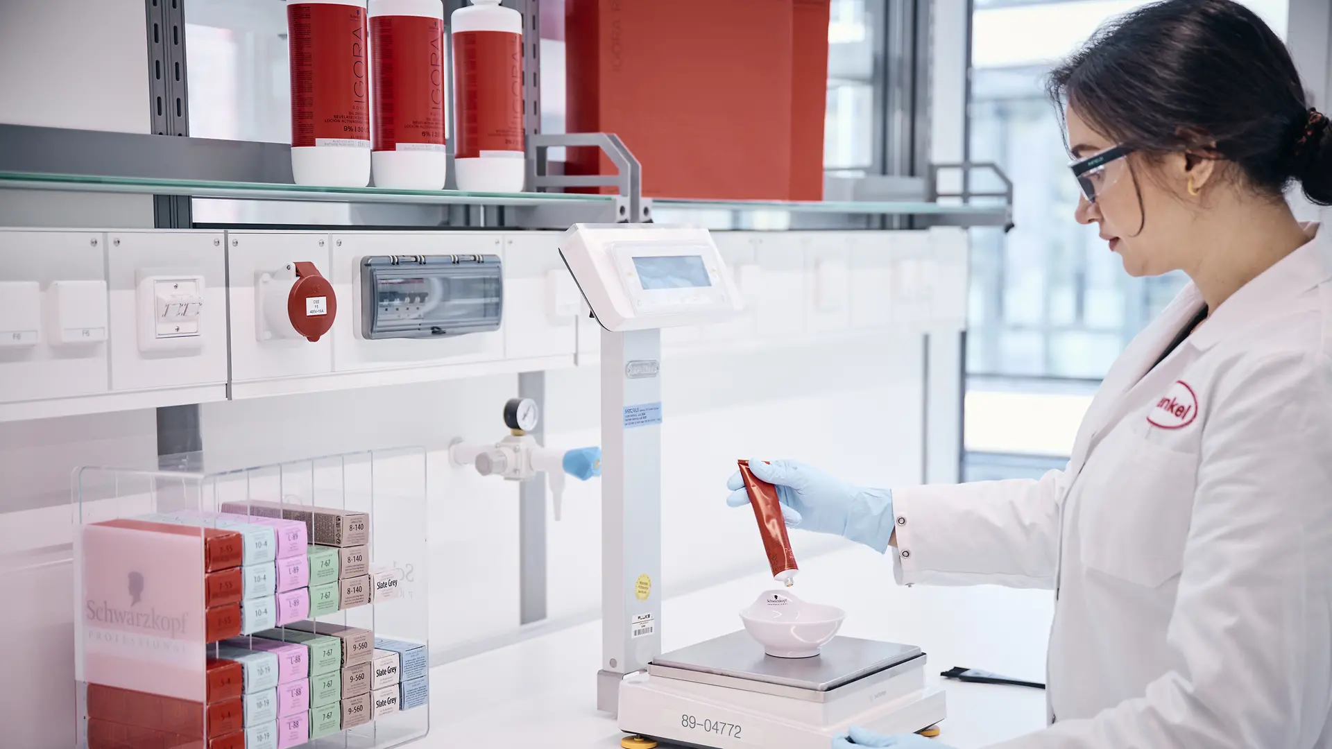 Employé de laboratoire en train de peser des produits de test.