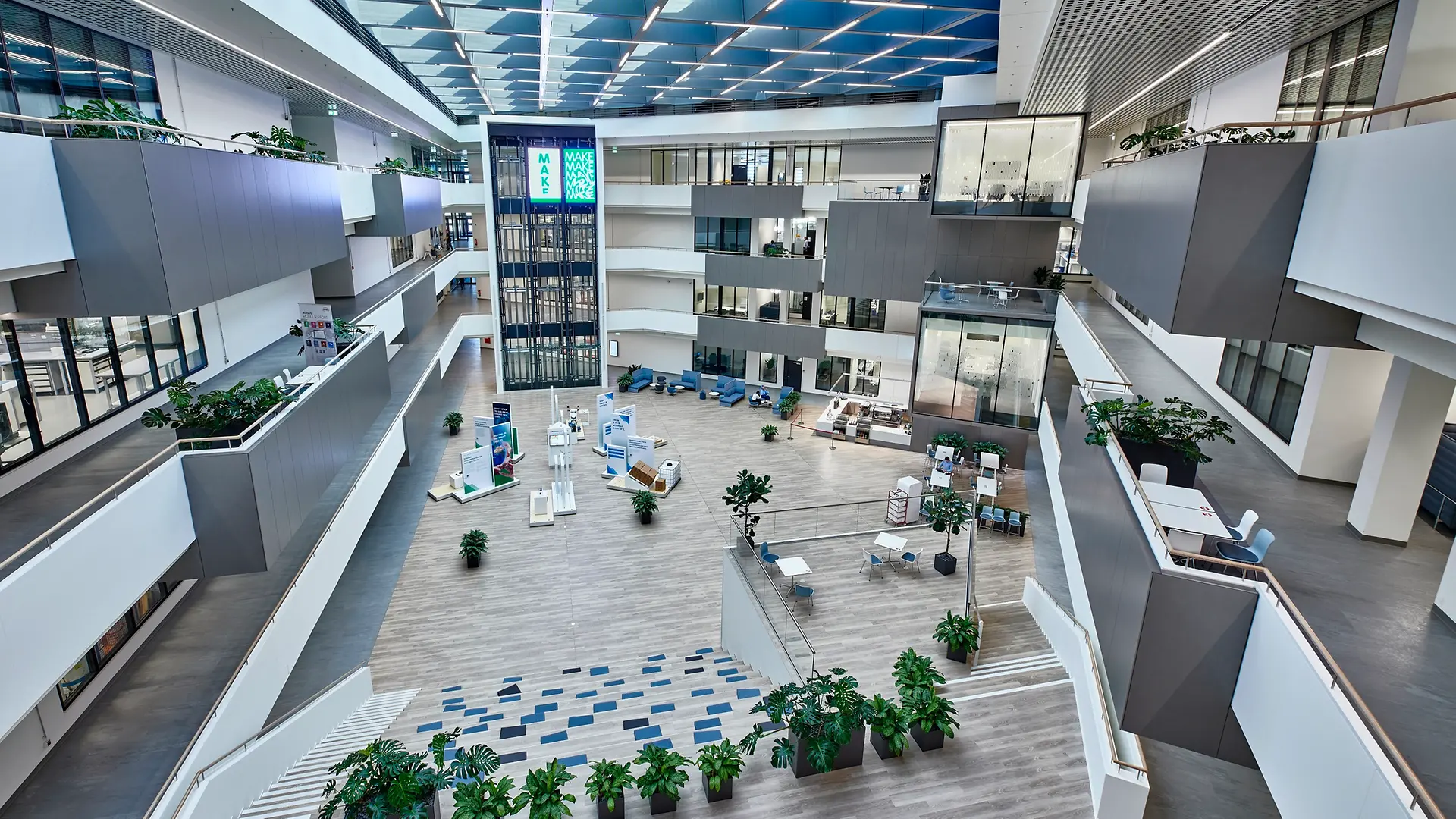  intérieure de l’Inspiration Center Düsseldorf avec la grande cour centrale. L’image montre également les laboratoires high-tech vitrés répartis sur quatre étages.