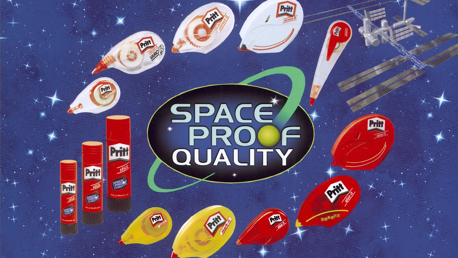 Une publicité présente une gamme de produits Pritt adaptés à l’espace. En arrière-plan, un vaisseau spatial flotte dans l’espace. Au centre figure l’inscription « Qualité certifiée pour l’espace ».