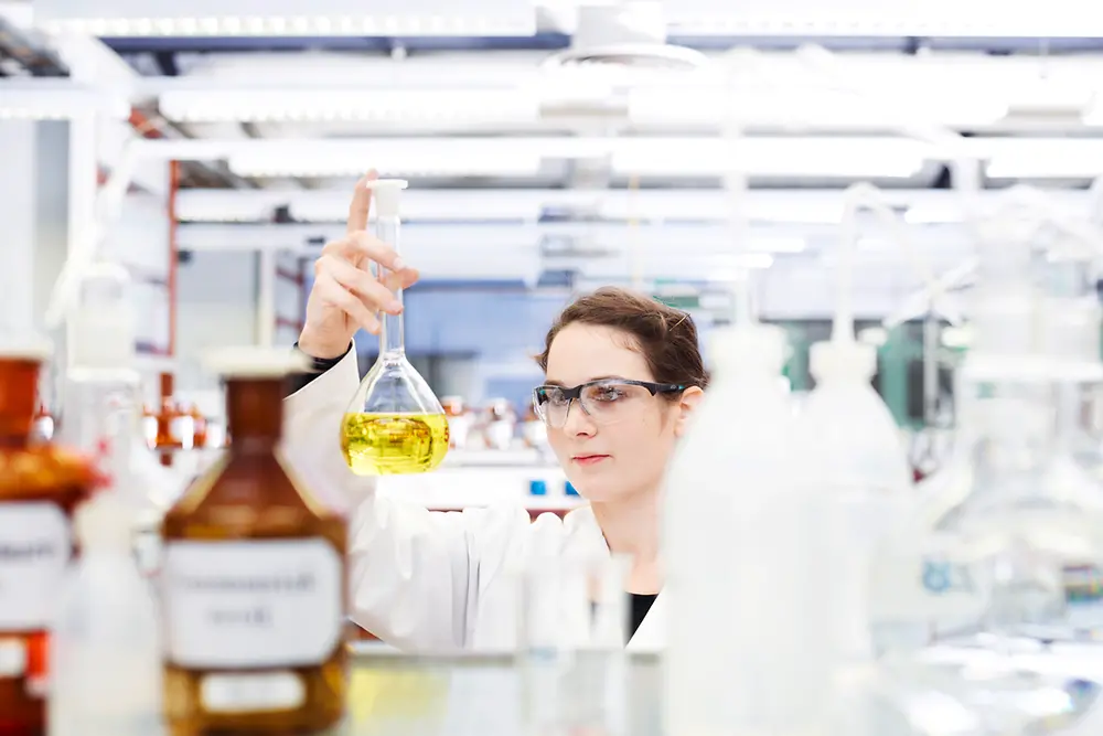 Female employee in the Henkel innvoation laboratory.