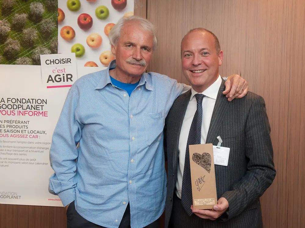Présence sur la photo de Yann Arthus-Bertrand, Président de la Fondation GoodPlanet Jean-Baptiste Santoul Directeur Général Laundry & Home Care 