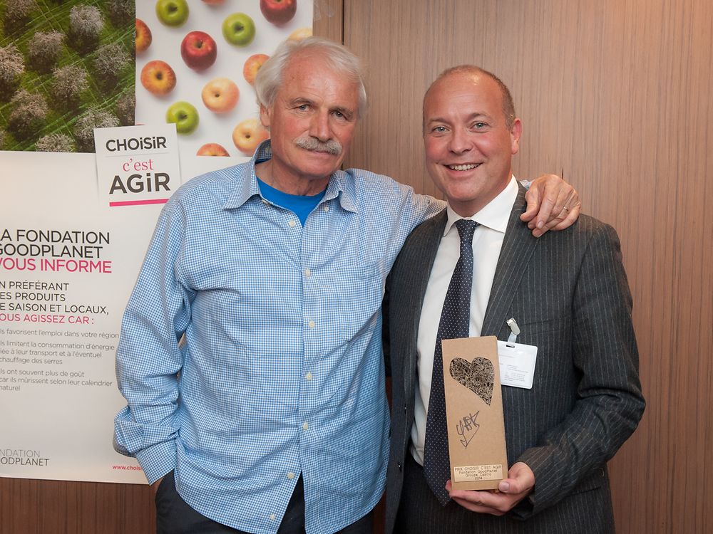 Présence sur la photo de Yann Arthus-Bertrand, Président de la Fondation GoodPlanet Jean-Baptiste Santoul Directeur Général Laundry & Home Care