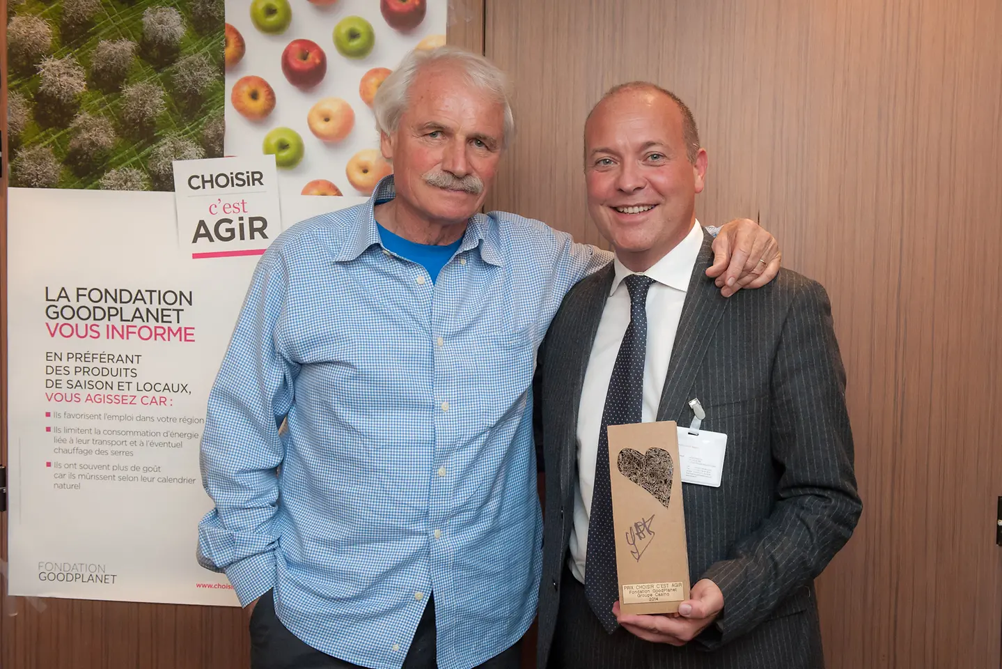 Présence sur la photo de Yann Arthus-Bertrand, Président de la Fondation GoodPlanet Jean-Baptiste Santoul Directeur Général Laundry & Home Care 