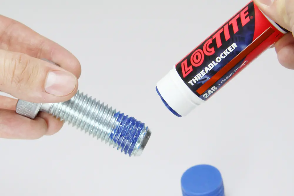 Les bâtonnets Loctite® en sticks sont conçus comme les fameux bâtonnets Pritts destinés au grand public, pour une facilité d’utilisation