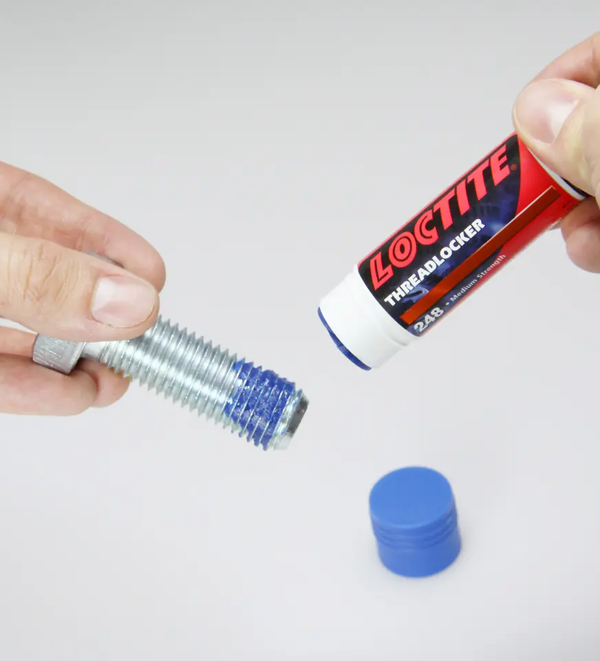 Les bâtonnets Loctite® en sticks sont conçus comme les fameux bâtonnets Pritts destinés au grand public, pour une facilité d’utilisation