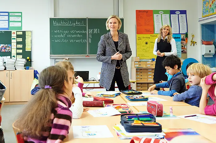 Kathrin Menges, Executive Vice-President Ressources Humaines, présente à des écoliers de Düsseldorf comment agir de manière plus durable