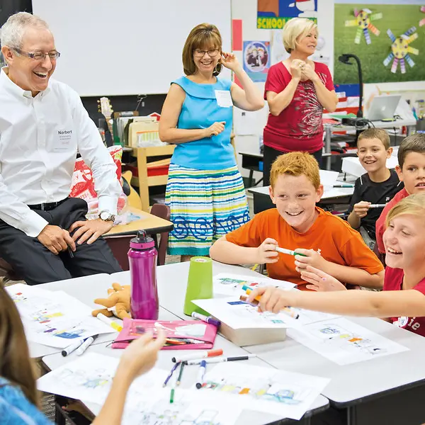Norbert Koll, President of Henkel Consumer Goods Inc., rencontre des écoliers de Scottsdale, Arizona
