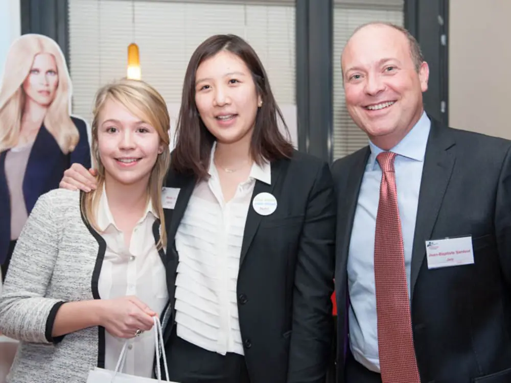 Anaïs Ly et Bénédicte Labatut avec Jean-Baptiste Santoul, Directeur Général France Laundry & Home Care et Parrain du HIC en France