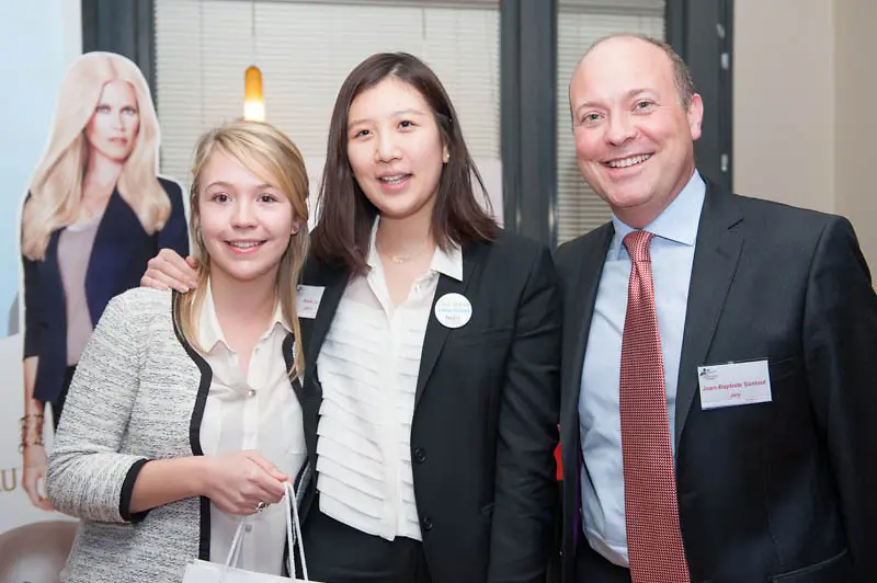 Anaïs Ly et Bénédicte Labatut avec Jean-Baptiste Santoul, Directeur Général France Laundry & Home Care et Parrain du HIC en France