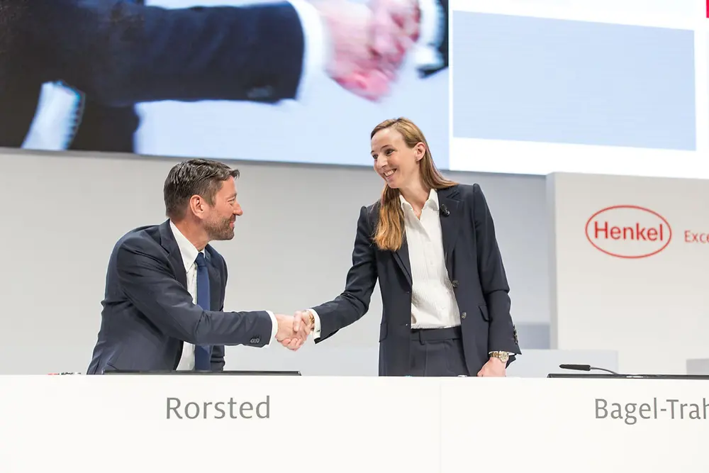 Handshake between Kasper Rorsted and Simone Bagel-Trah at AGM2016