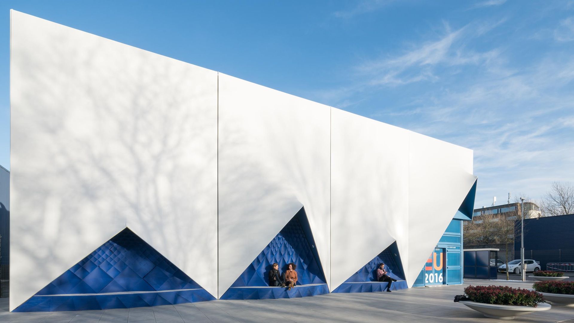 Bâtiment de conférence à Amsterdam : les éléments bleus sur la façade ont été conçus par DUS Architects et produits avec des colles thermofusibles de Henkel