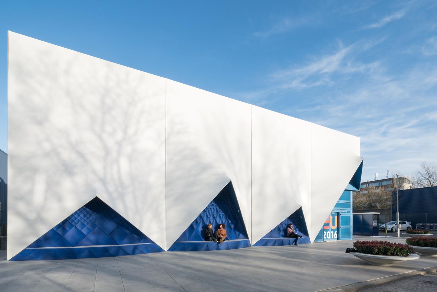 Bâtiment de conférence à Amsterdam : les éléments bleus sur la façade ont été conçus par DUS Architects et produits avec des colles thermofusibles de Henkel