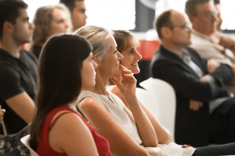 Les salariés participent à la conférence