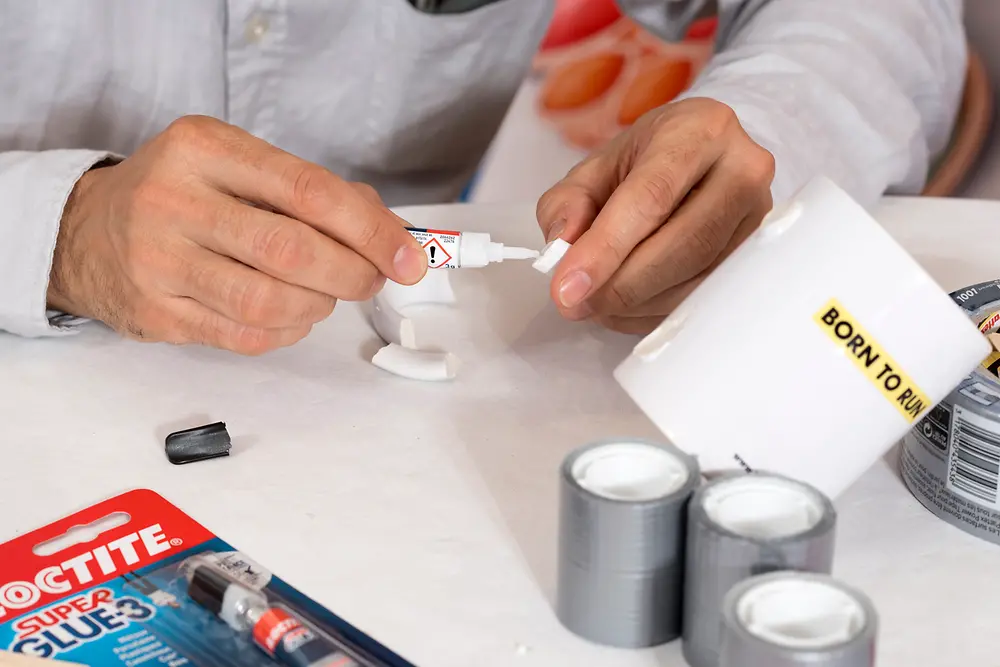 Un expert des équipes Adhesive Technologies répare un objet