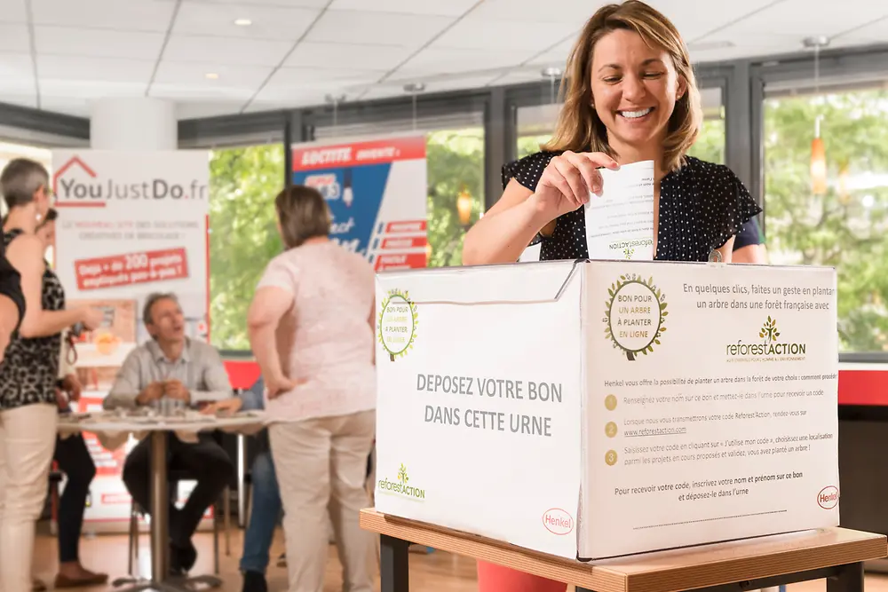 Une salariée Henkel dépose son bon pour planter un arbre en France grâce à notre partenaire Reforest’action
