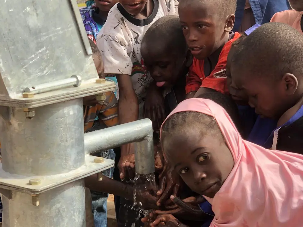 Des enfants de Tillabéri (Niger) boivent dans une fontaine à eau