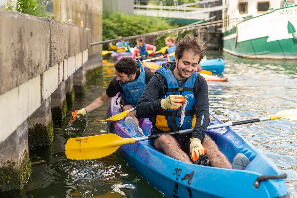 Un groupe s’attèle au ramassage des déchets en canoë dans la Seine,
